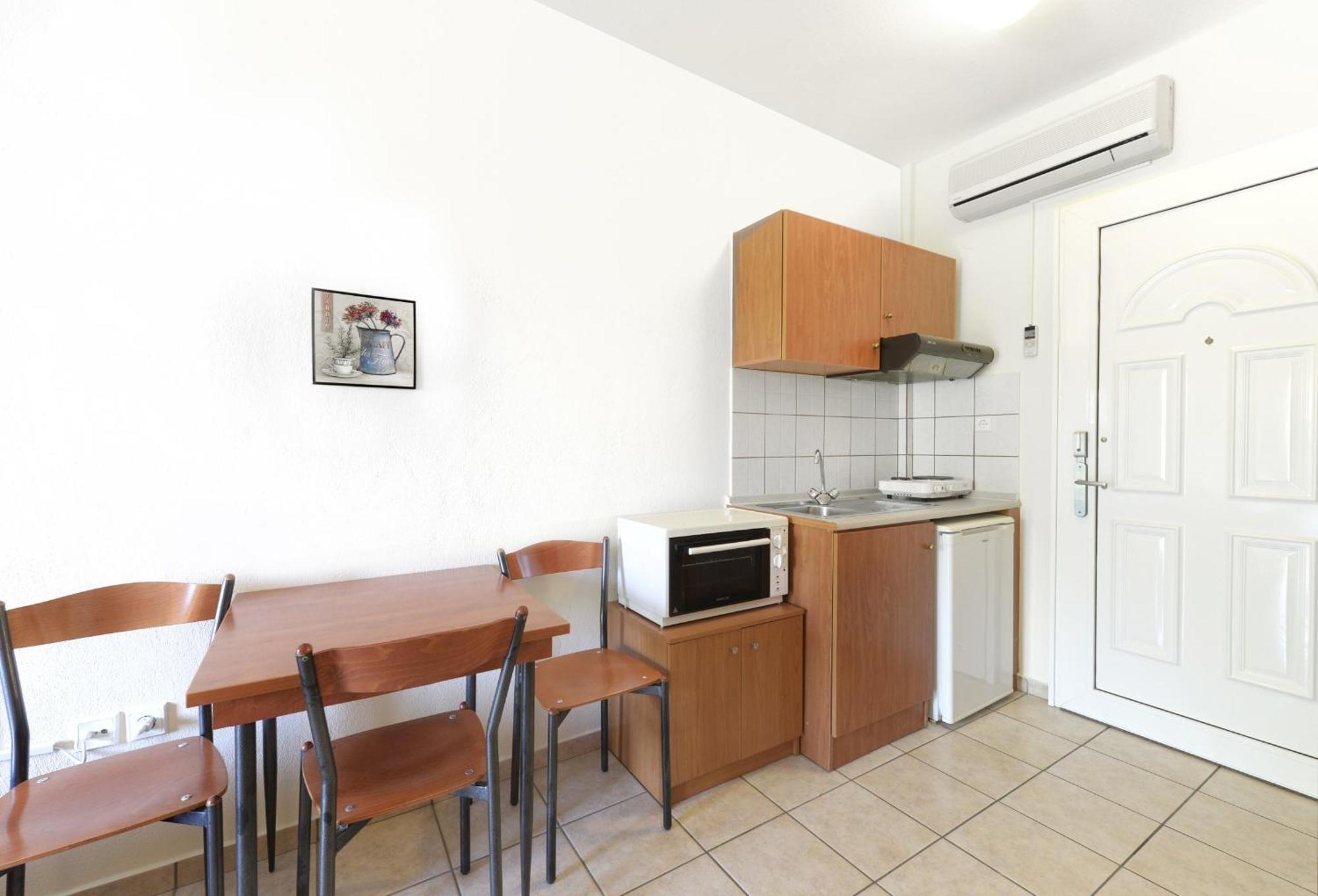 Amalia Aparthotel Palaiontsiflikion Ruang foto
