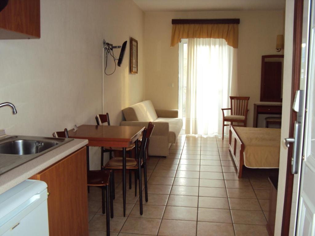 Amalia Aparthotel Palaiontsiflikion Ruang foto