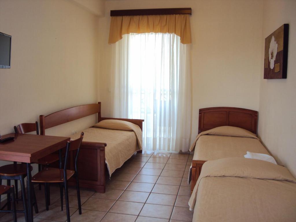 Amalia Aparthotel Palaiontsiflikion Ruang foto