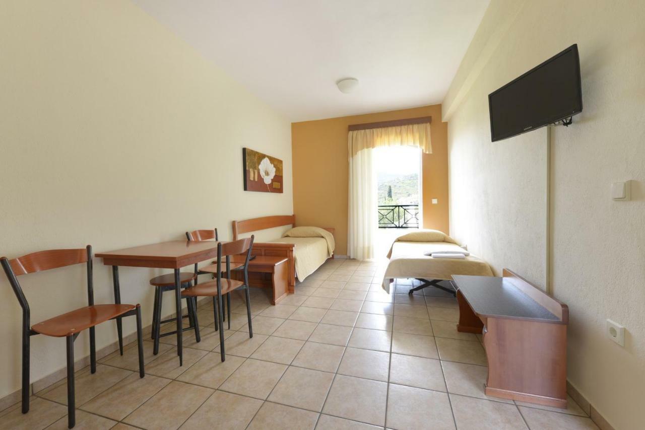 Amalia Aparthotel Palaiontsiflikion Bagian luar foto