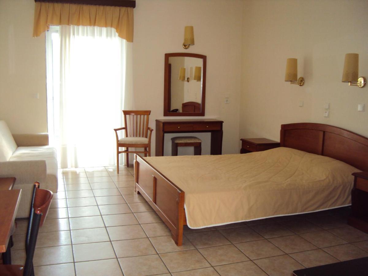 Amalia Aparthotel Palaiontsiflikion Ruang foto