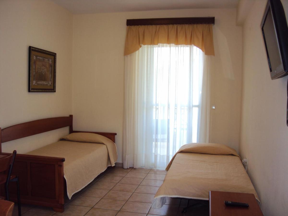 Amalia Aparthotel Palaiontsiflikion Ruang foto